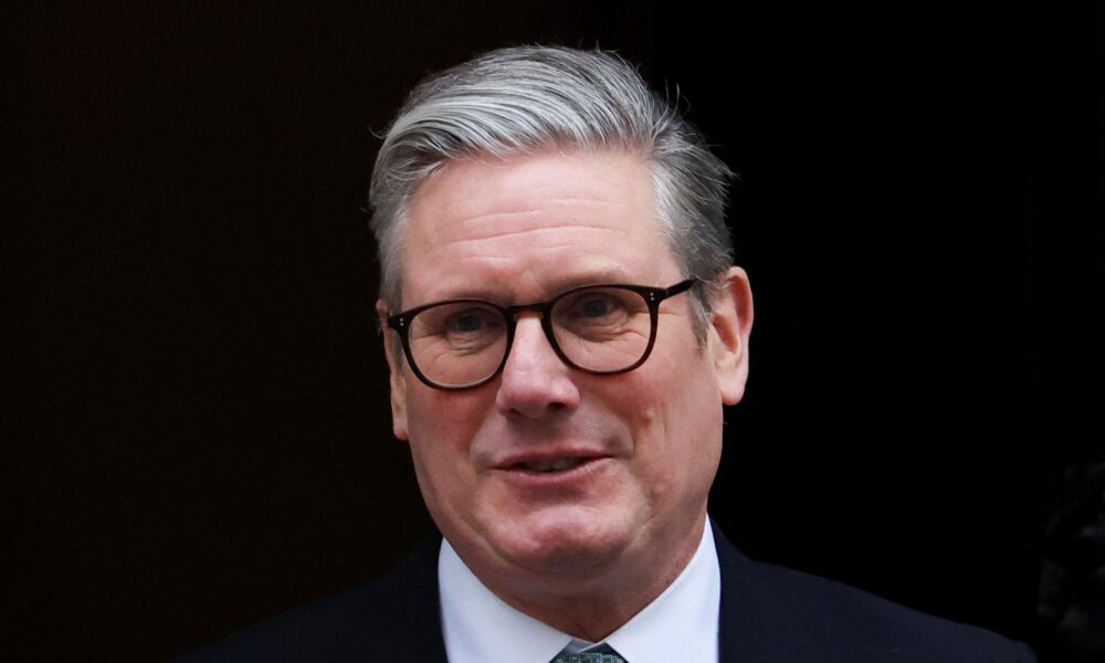 Starmer a Macron, kritizujúci sporné vyjadrenia Muska, sa stretnú v Británii. Budú sa rozprávať o spolupráci