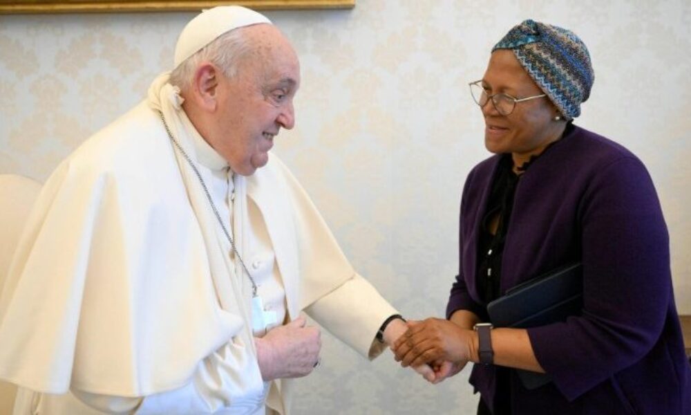 Pápež má pomliaždené pravé predlaktie spôsobené pádom