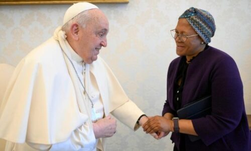 Pápež má pomliaždené pravé predlaktie spôsobené pádom