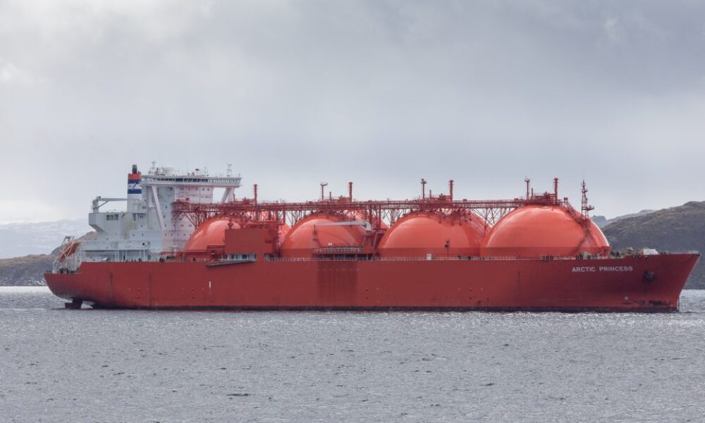 Dovoz ruského LNG do Európy láme rekordy, desať štátov ho chce zastaviť