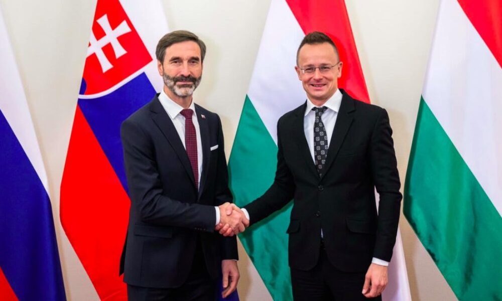 Szijjártó telefonoval s Blanárom kvôli dopadom zastavenia tranzitu ruského plynu cez Ukrajinu. Šéf maďarského rezortu diplomacie dáva zhoršenú ekonomickú situáciu v EÚ za vinu vyšším cenám plynu v dôsledku protiruských sankcií a kvôli zastaveniu jeho prepravy cez Slovensko ďalej do Európy