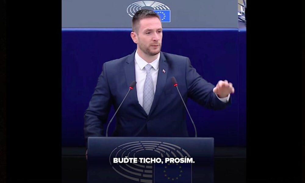 Šéfka Európskeho parlamentu vypla europoslancovi Milanovi Uhríkovi mikrofón a odobrala slovo, keď ukričanej kolegyni v debate o dezinformáciách a cenzúre povedal „drž hubu“. „Keď som ukázal, akí mimovládkari cenzurujú v Európe sociálne siete, tak progresívci začali škriekať ako nepríčetní. Nepočul som sám seba,“ priblížil situáciu šéf hnutia Republika