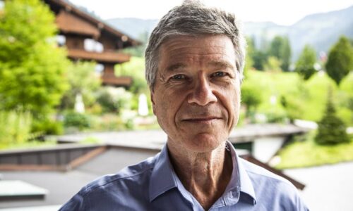 Trump prekvapivo prelomil bojkot okolo kritika amerického militarizmu Jeffreyho Sachsa