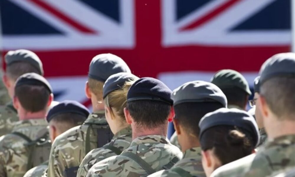 Politico: Francúzsko a Británia plánujú poslať vojakov na Ukrajinu