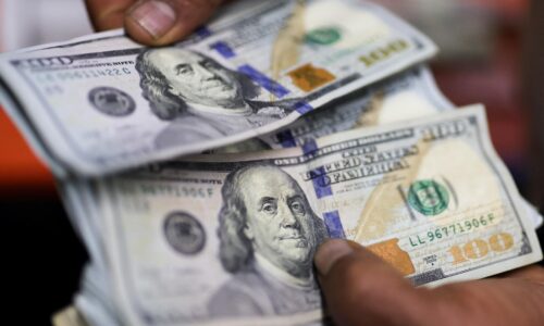 Americký dolár spevňuje na všetkých frontoch, trhy vyhodnocujú dopady Trumpových ciel