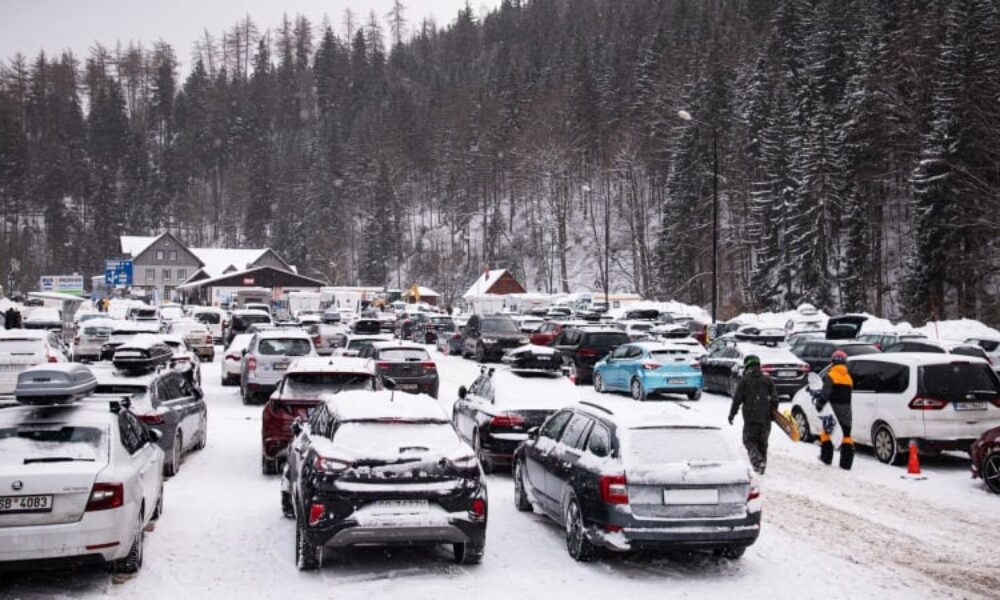 Špindlerův Mlýn praská ve švech. Policie uzavřela příjezdy, parkoviště zahltila auta lyžařů