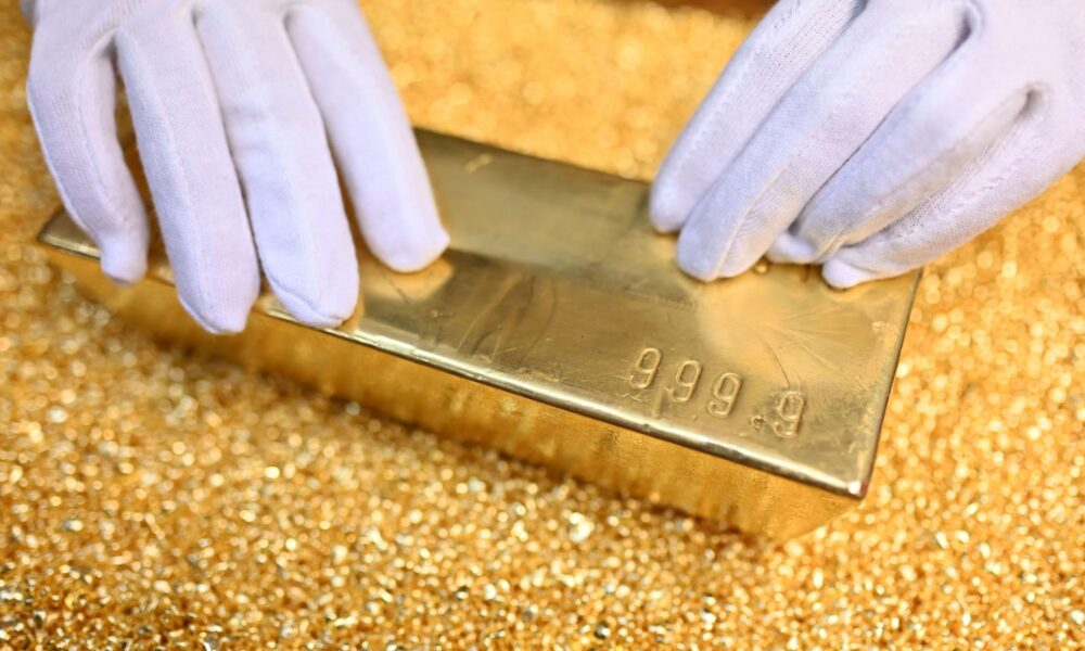 Strach z obchodnej vojny s USA doľahol aj na zlato, cena prvýkrát prekročila 2900 dolárov za uncu