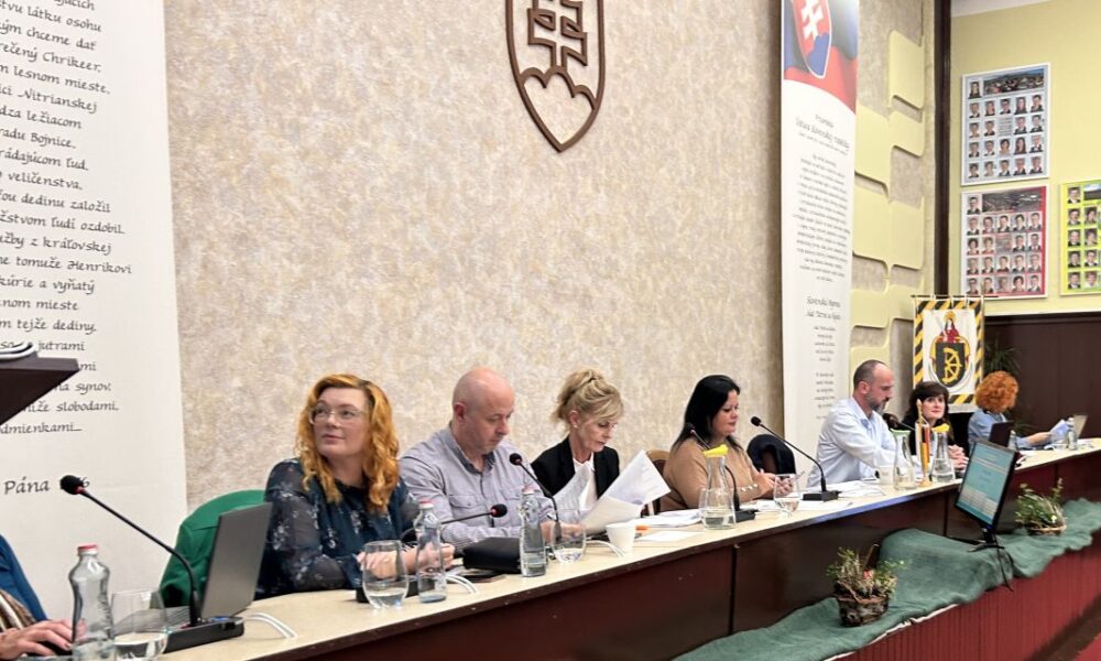 Poslanci dnes budú rokovať vo veľkej zasadacej miestnosti mestského úradu