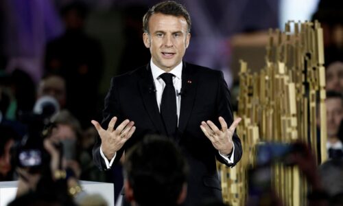 Len pre odvážnych. Macron zdieľal divoký deepfake klip, premenil sa v ňom na ženu