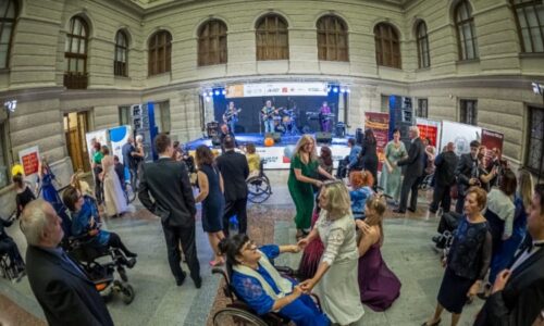 Desítky vozíčkářů roztančí Národní muzeum. Unikátní Ples na kolečkách čeká šestý ročník
