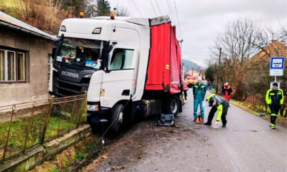 Opitý kamionista v obci Brehy zišiel z cesty a zrazil chodkyňu, žena utrpela vážne zranenia