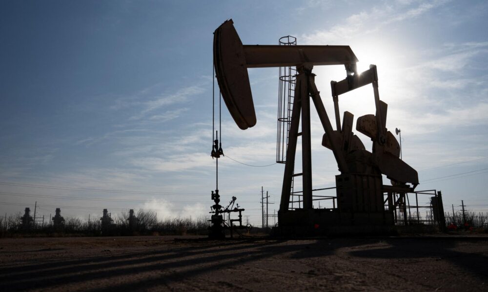 Ceny ropy dnes ráno klesli, nadol ich tlačia obavy z colných vojen