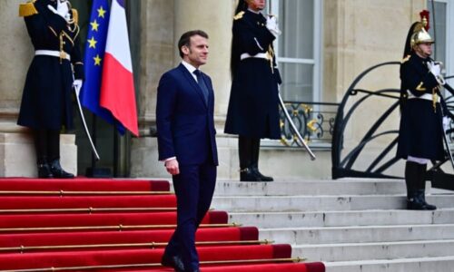 Macron sezval náčelníky armád. Co to je za formát a proč tam jel Řehka? diví se exministři
