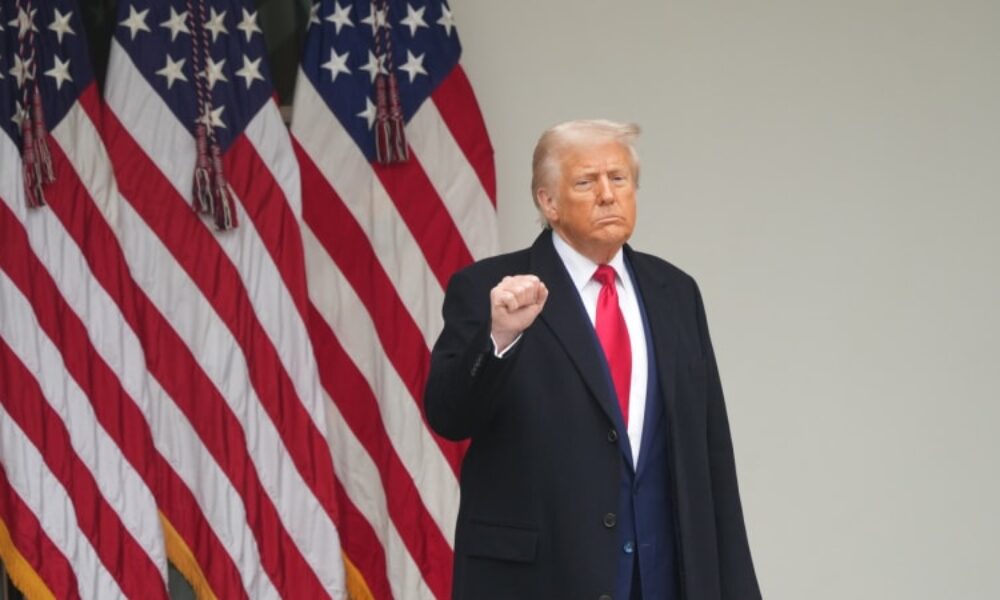 Trumpův „den osvobození“? Hazard a návrat v čase. Zasadí lidem nečekanou ránu, píší ve světě