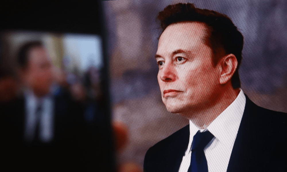 Záhadný miliardár dýcha na chrbát Elonovi Muskovi