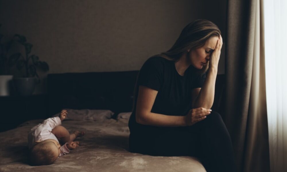 Radost z miminka? Až 80 procent maminek cítí smutek. Experti radí, jaké příznaky nepodcenit