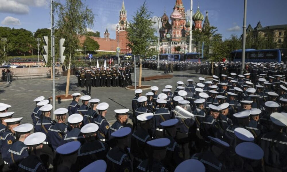 V Moskvě začala megalomanská vojenská přehlídka. Přihlíží český europoslanec i Fico