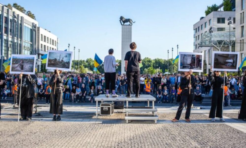 Na proteste Netreba nám Netrebko sa zišlo niekoľko stoviek ľudí. Odmietli koncert speváčky, ktorá podporovala Putina – VIDEO