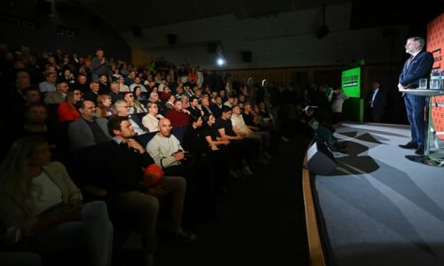 REPORTÁŽ: Jak si Fiala s omluvou, přeřekem a vtipnou Ivou pro potlesk v Jihlavě přišel