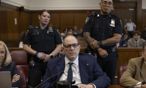 V procese s Weinsteinom nedošlo k zhode poroty v jednom bode obžaloby