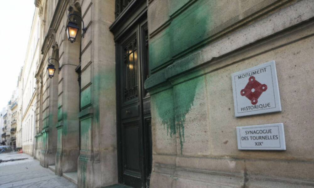 Vandali zneuctili parížsky pamätník holokaustu a synagógy, Izrael hovorí o koordinovanom antisemitskom útoku – FOTO