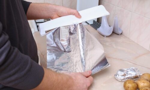 Zabudnite na celodenné odmrazovanie: s jedným hrncom a kúskom fólie zbavíte mrazničku ľadu za pár minút – bez vypínania zo zásuvky