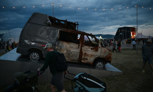 Historicky najväčší konvoj dobrovoľníkov doviezol na Ukrajinu 72 evakuačných sanitiek, zbierka pokračuje