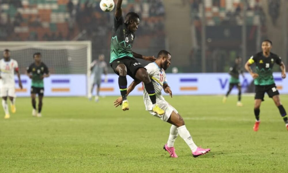 Roj včel přerušil fotbalový zápas, vyděšení hráči lehli k zemi. Po síti kolují bizarní záběry