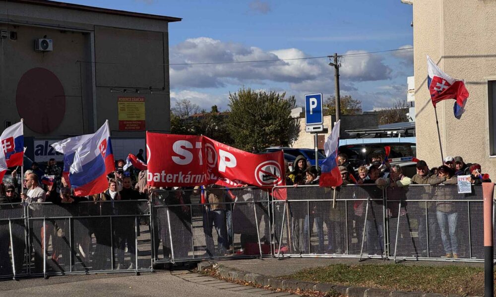 Rokovanie vlády v Šuranoch: Ministrom komplikovali cestu aktivisti, Takáč hovorí o zlyhaní polície​