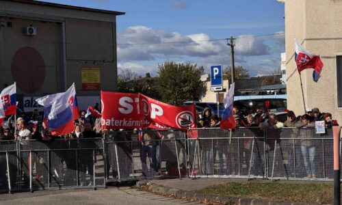 Rokovanie vlády v Šuranoch: Ministrom komplikovali cestu aktivisti, Takáč hovorí o zlyhaní polície​