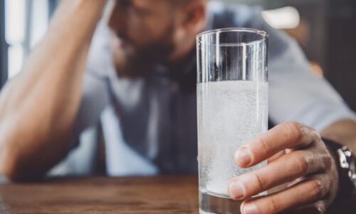 Když oslavu příchodu roku 2026 přeženete. Víte, jak předejít kocovině a zmírnit nevolnost?