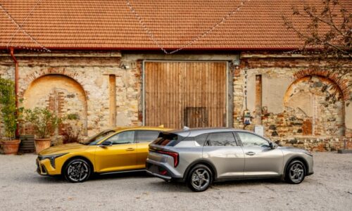 Vyspělý rodinný elektromobil i normální auto pod půl milionu. Kia Ceed se rozdvojila