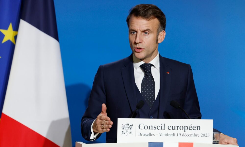 Macronova popularita klesla na najnižšiu úroveň od nástupu do úradu