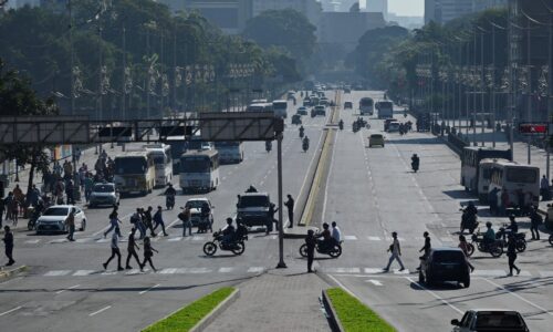 Venezuelčania sa stále boja vyjsť do ulíc, ktoré zaplavili kukláči so zbraňami. Represie sa stupňujú