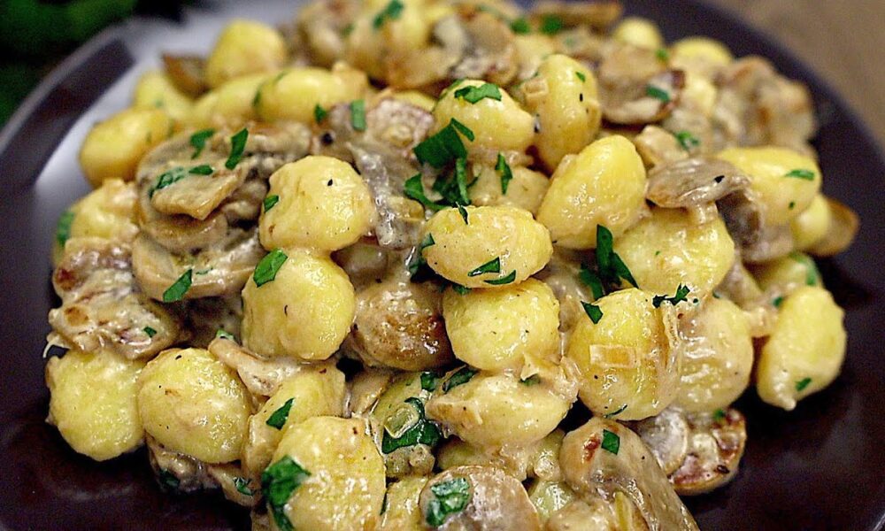 Ein einfaches und köstliches Abendessen! Gnocchi mit Pilzen in Sahnesauce.