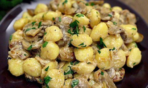Ein einfaches und köstliches Abendessen! Gnocchi mit Pilzen in Sahnesauce.