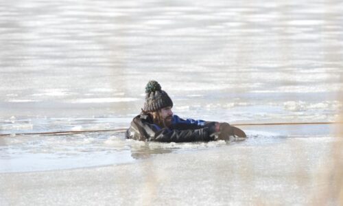 Smrt bruslaře na Znojemsku: Prolomil se pod ním led. Policisté našli tělo v zamrzlé vodě