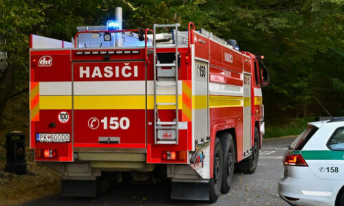 V bratislavskom Ružinove horelo. Požiar zasiahol aj automobily, škodu vyčíslili na 34-tisíc eur