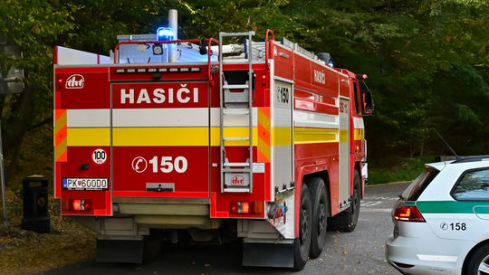 V bratislavskom Ružinove horelo. Požiar zasiahol aj automobily, škodu vyčíslili na 34-tisíc eur