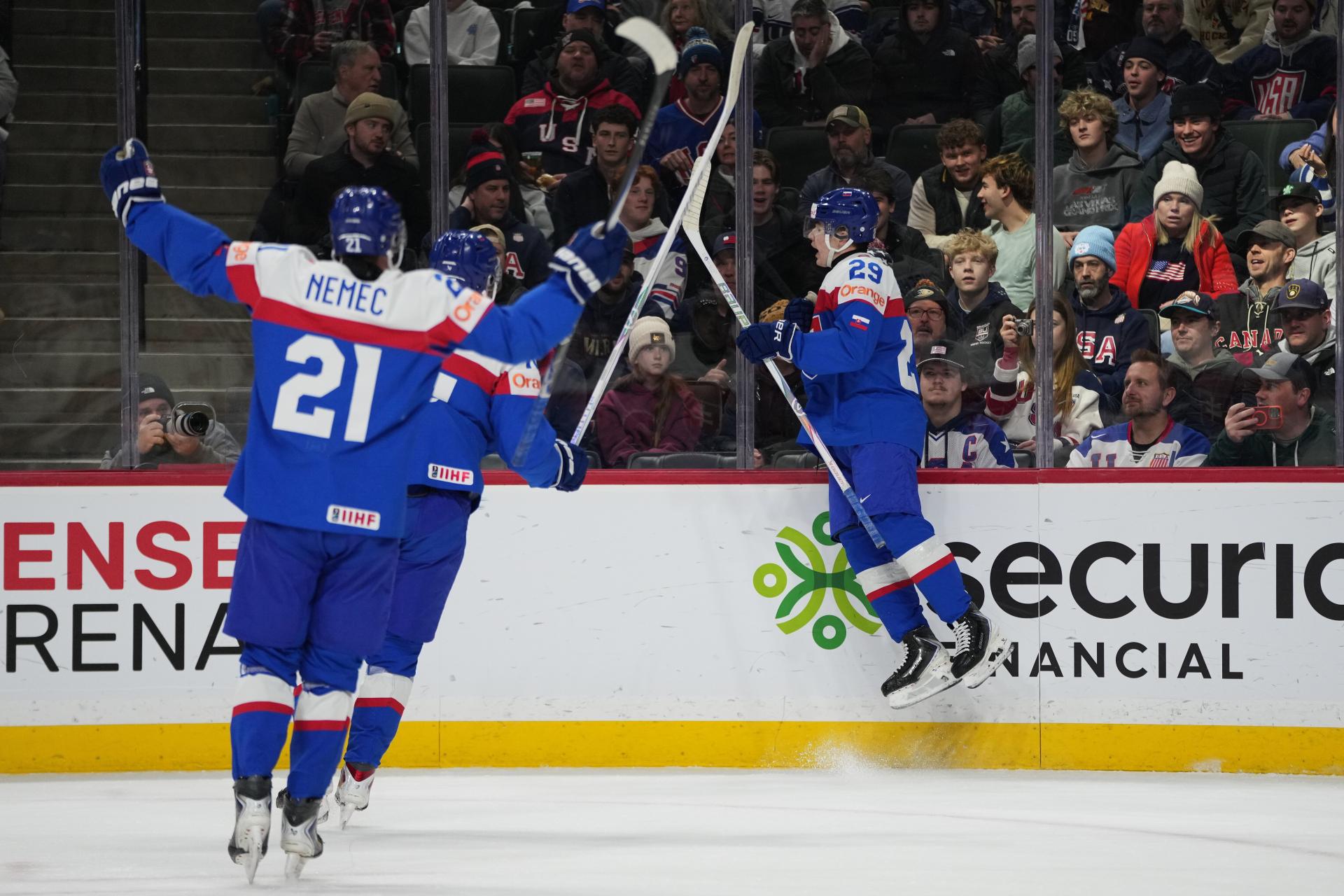 Slovenskí hokejoví juniori spoznali súperov na MS do 20 rokov. Čaká ich náročná skupina s USA či Švédskom Slovenskí hokejoví juniori spoznali súperov na MS do 20 rokov. Čaká ich náročná skupina s USA či Švédskom