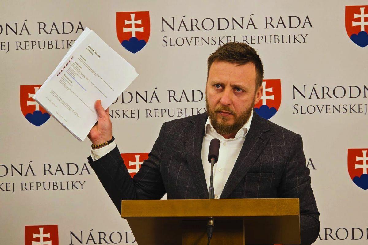 Kotlár ostro kritizuje Šutaja Eštoka. Je to slabý minister a nerozumie veci, odkazuje mu splnomocnenec Kotlár ostro kritizuje Šutaja Eštoka. Je to slabý minister a nerozumie veci, odkazuje mu splnomocnenec