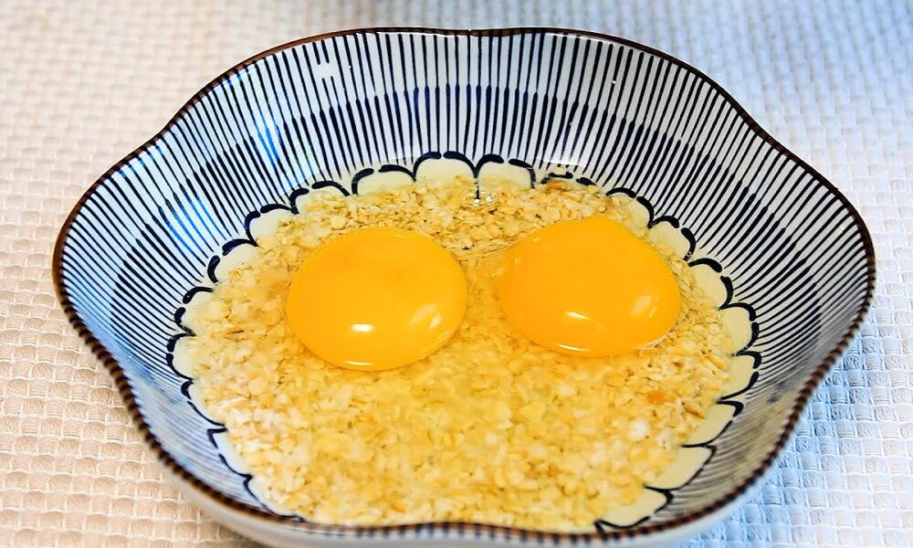 If you have 2 eggs and some oats at home, you can make this breakfast in a few minutes