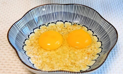 If you have 2 eggs and some oats at home, you can make this breakfast in a few minutes