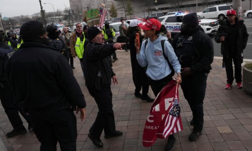 Demokrati vinia republikánov zo zľahčovania útoku na Kapitol. Biely dom spustil web, kde udalosti vysvetľuje Demokrati vinia republikánov zo zľahčovania útoku na Kapitol. Biely dom spustil web, kde udalosti vysvetľuje