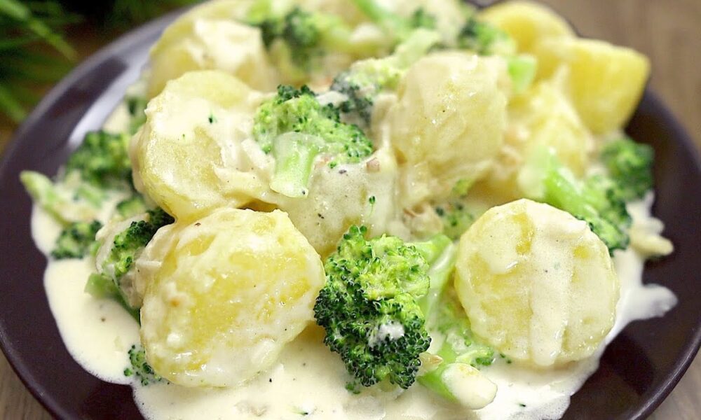 1767751202_maxresdefault.jpg Cremige Kartoffeln mit Brokkoli in einer Bratpfanne. Schnelles und leckeres Abendessen!