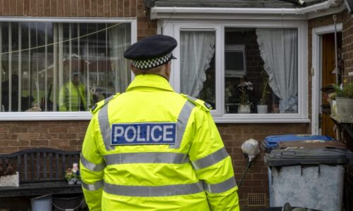 Rodiče si tři týdny mysleli, že jejich syn zemřel. Britská policie popletla jména