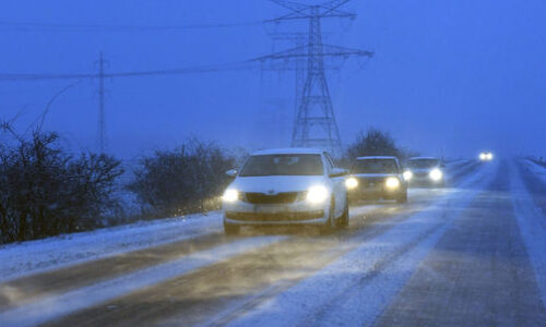 Snehová a veterná kalamita v Košiciach. MHD mešká či nejazdí, kamión zahatal cestu
