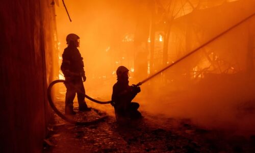 Záběry ukrajinské trefy: Ruský sklad ropy po útoku dronů zachvátily plameny