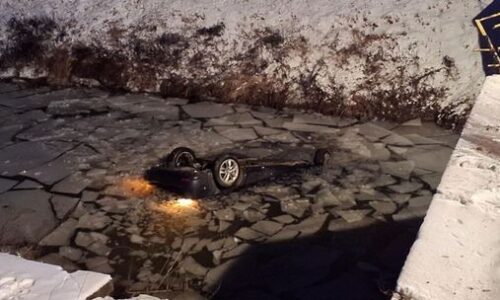 Auto skončilo prevrátené vo vodnom kanáli, tragédiu neprežila jedna osoba