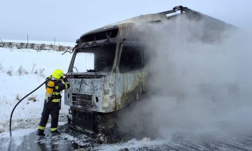 Vážny incident na R4: Požiar kamióna uzavrel dôležitý ťah do Maďarska Vážny incident na R4: Požiar kamióna uzavrel dôležitý ťah do Maďarska